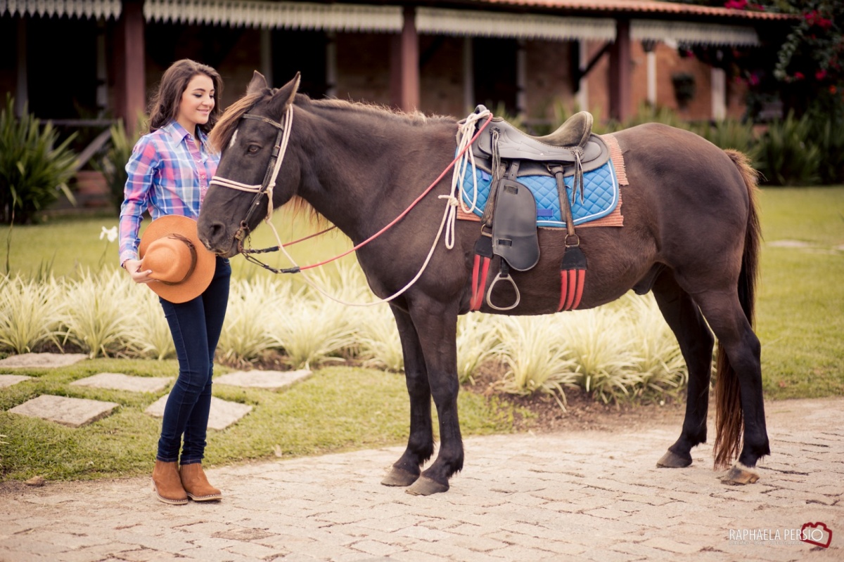 ensaio de 15 anos debutante linda com cavalo no haras fortaleza em são jose dos pinhais pela fotografa raphaela persio