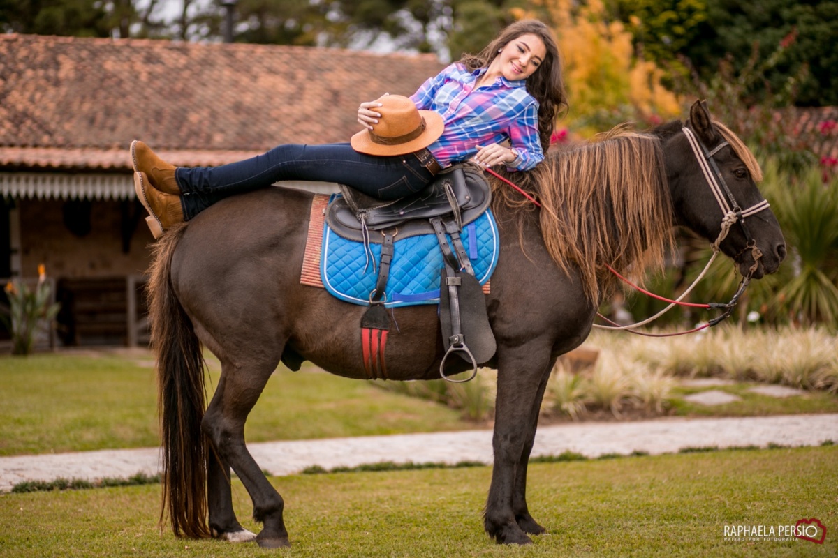 ensaio de 15 anos debutante linda com cavalo no haras fortaleza em são jose dos pinhais pela fotografa raphaela persio