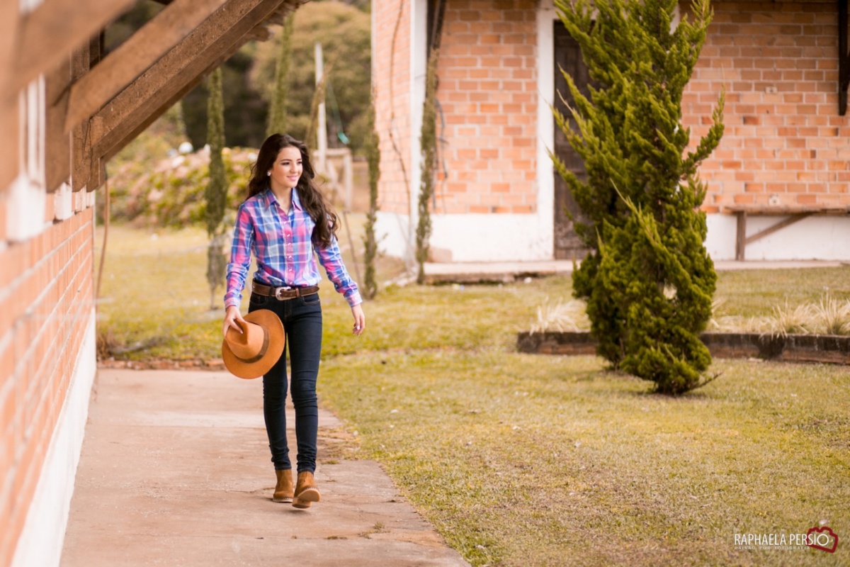 ensaio de 15 anos debutante linda com cavalo no haras fortaleza em são jose dos pinhais pela fotografa raphaela persio