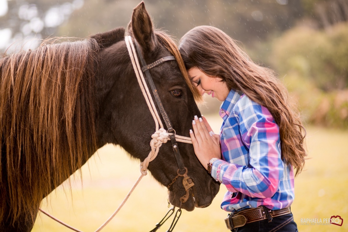 ensaio de 15 anos debutante linda com cavalo no haras fortaleza em são jose dos pinhais pela fotografa raphaela persio