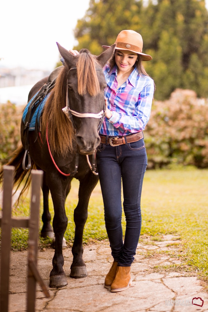 ensaio de 15 anos debutante linda com cavalo no haras fortaleza em são jose dos pinhais pela fotografa raphaela persio