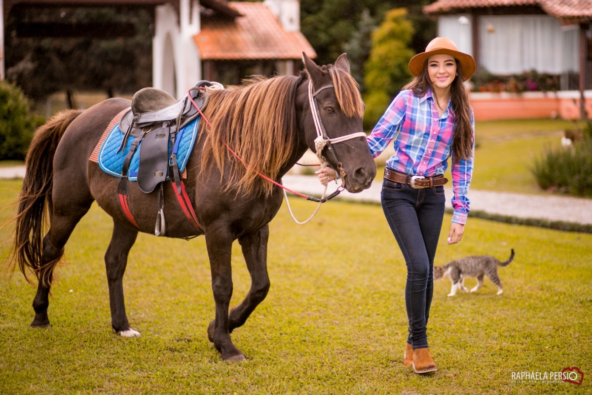ensaio de 15 anos debutante linda com cavalo no haras fortaleza em são jose dos pinhais pela fotografa raphaela persio
