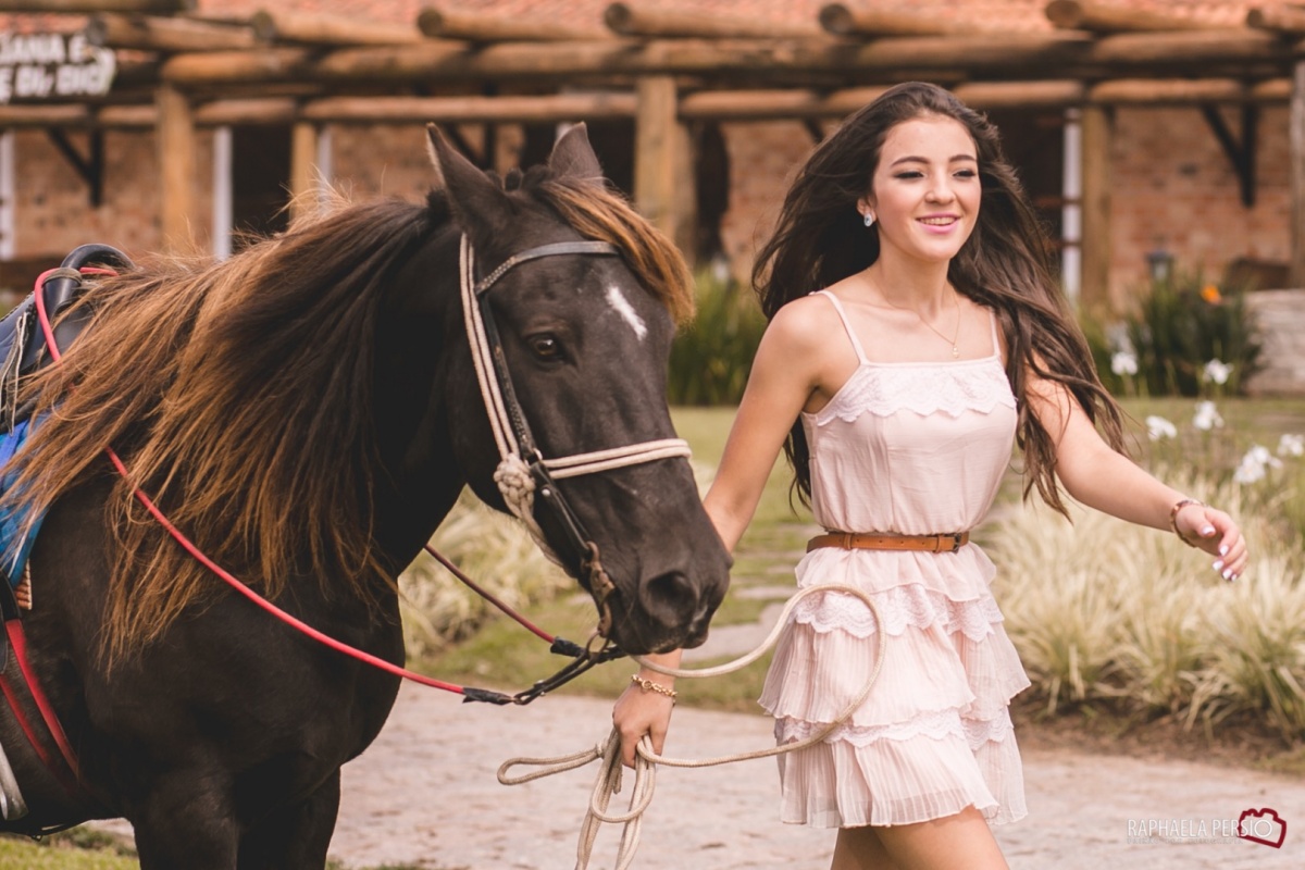 ensaio de 15 anos debutante linda com cavalo no haras fortaleza em são jose dos pinhais pela fotografa raphaela persio ensaio fotografico divertido