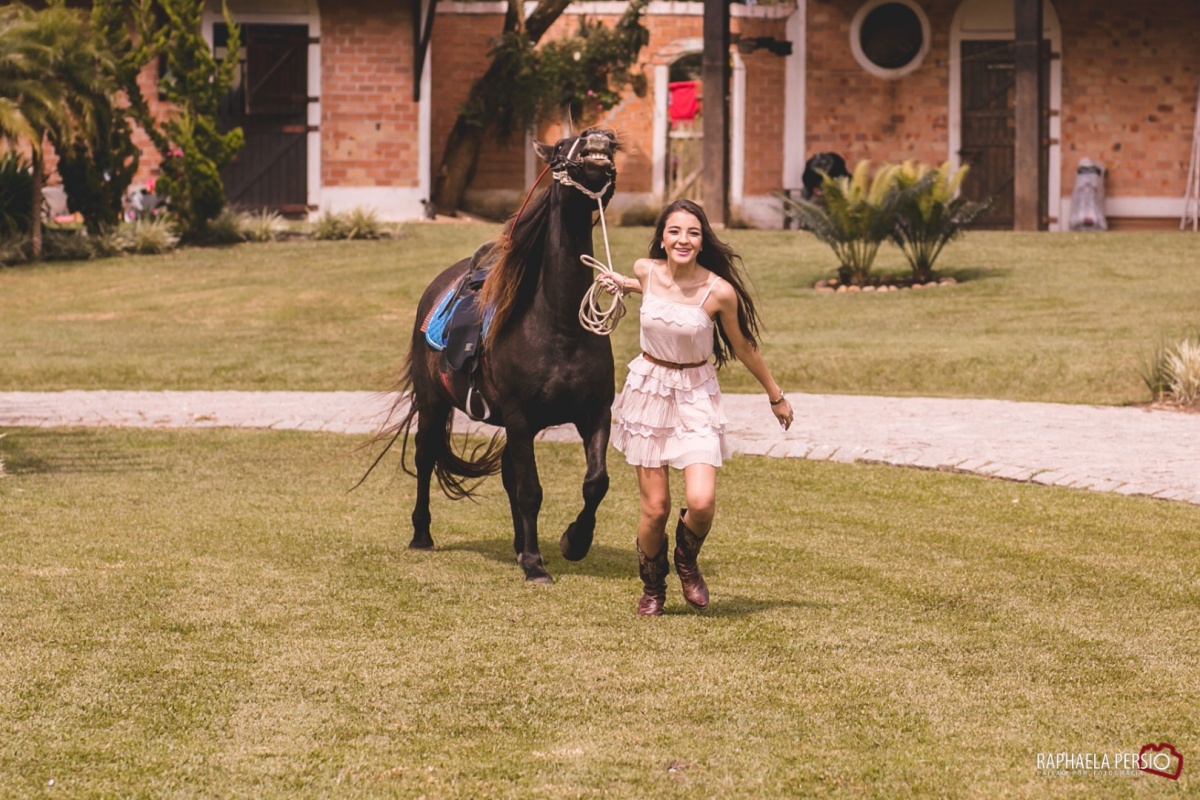 ensaio de 15 anos debutante linda com cavalo no haras fortaleza em são jose dos pinhais pela fotografa raphaela persio