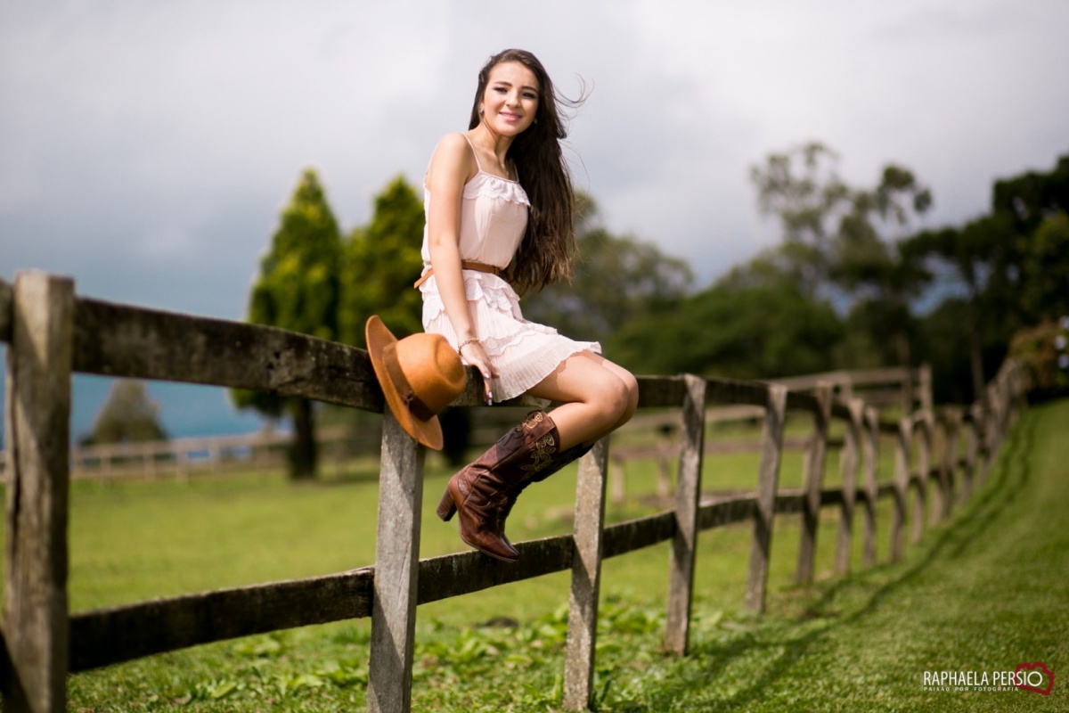 ensaio de 15 anos debutante linda com cavalo no haras fortaleza em são jose dos pinhais pela fotografa raphaela persio