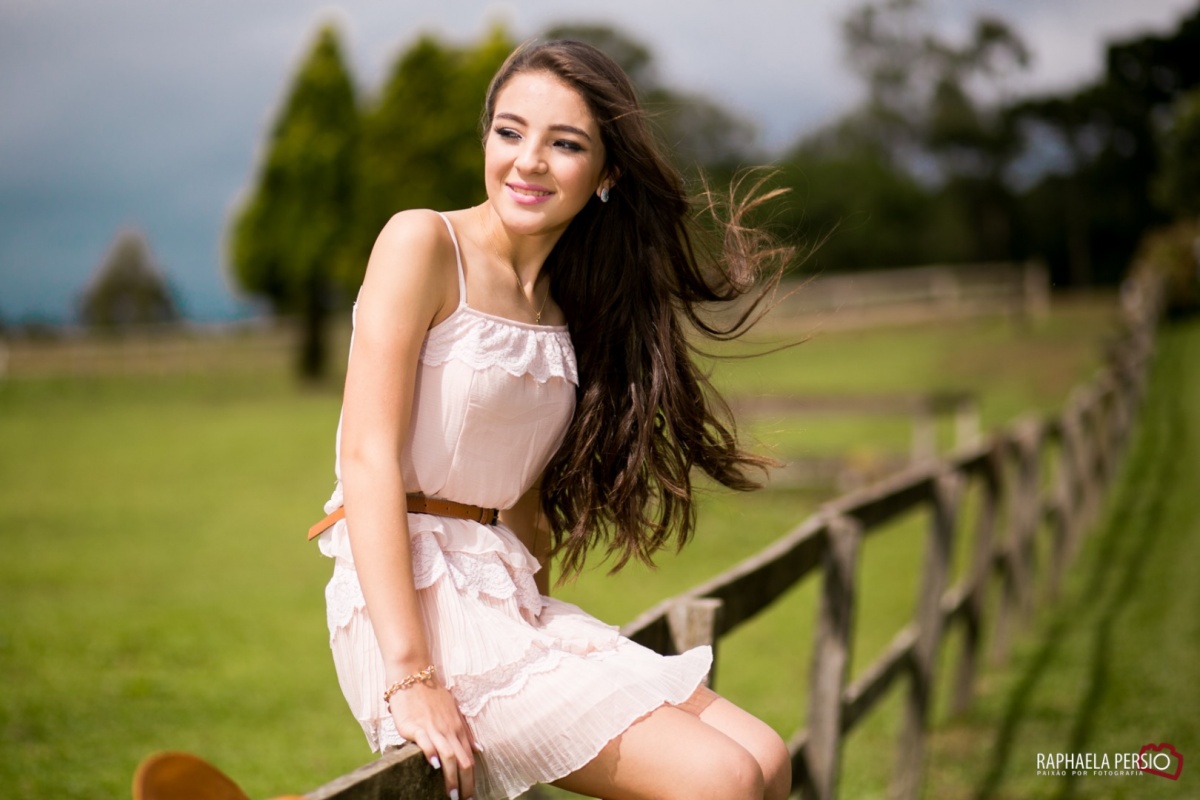 ensaio de 15 anos debutante linda com cavalo e com os cabelos voando no haras fortaleza em são jose dos pinhais pela fotografa raphaela persio
