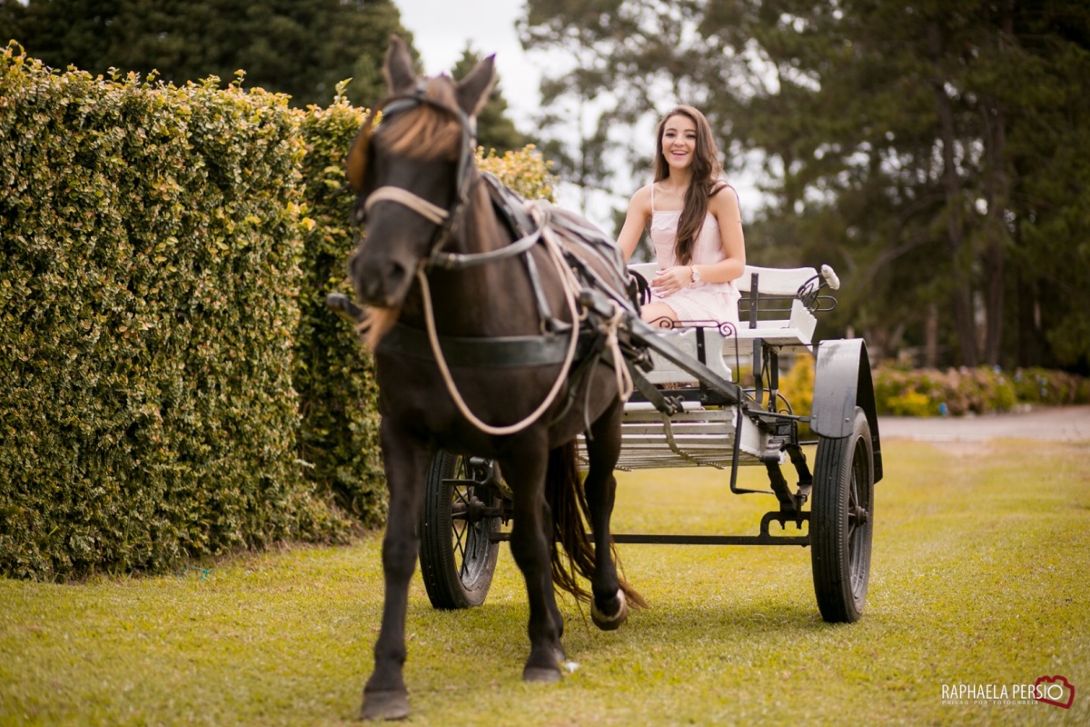 ensaio de 15 anos debutante linda com cavalo no haras fortaleza em são jose dos pinhais pela fotografa raphaela persio