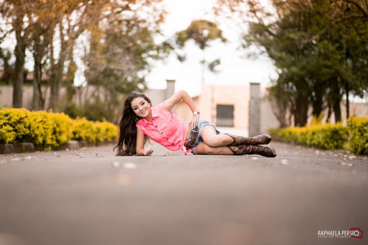 ensaio de 15 anos debutante linda com cavalo no haras fortaleza em são jose dos pinhais pela fotografa raphaela persio