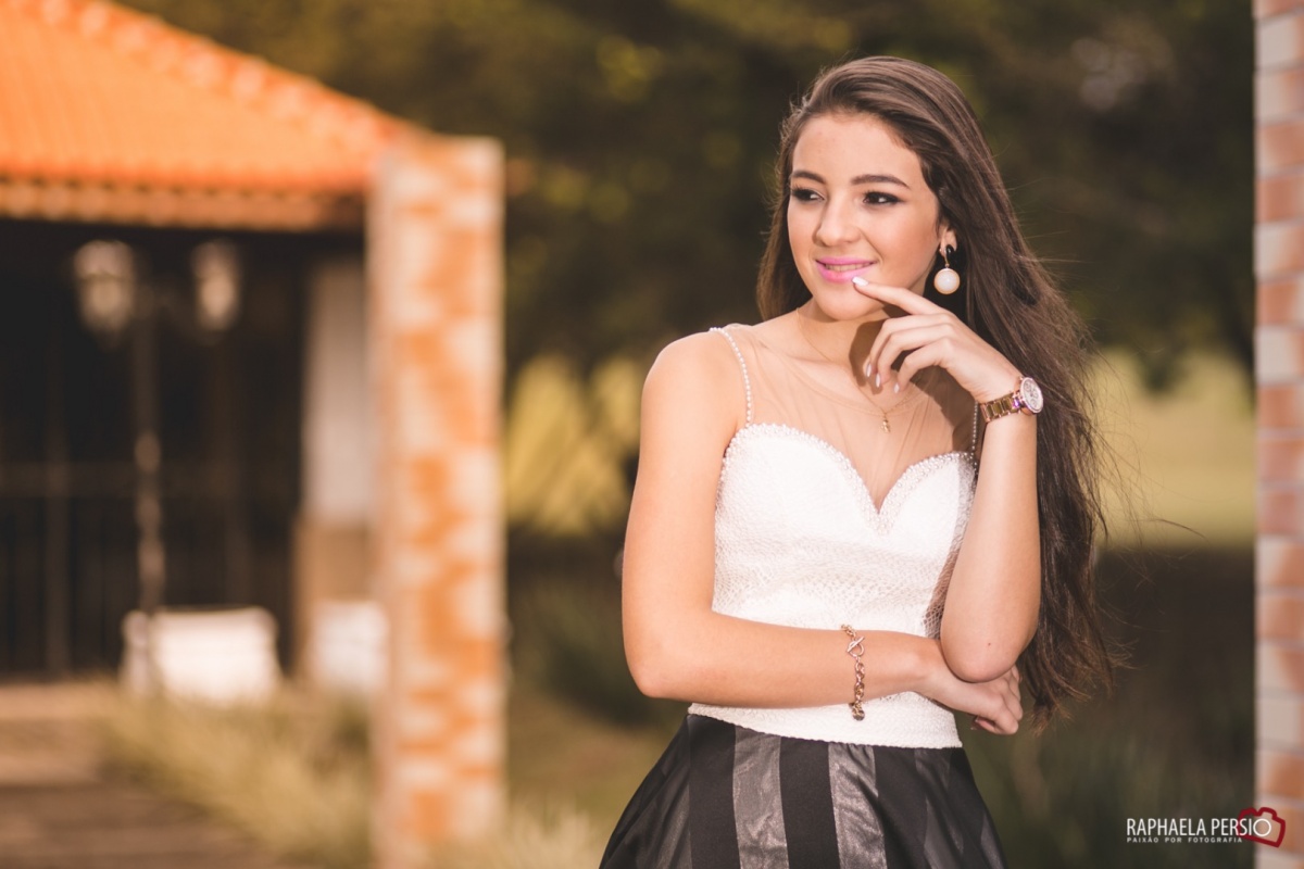 ensaio de 15 anos debutante linda com cavalo no haras fortaleza em são jose dos pinhais pela fotografa raphaela persio