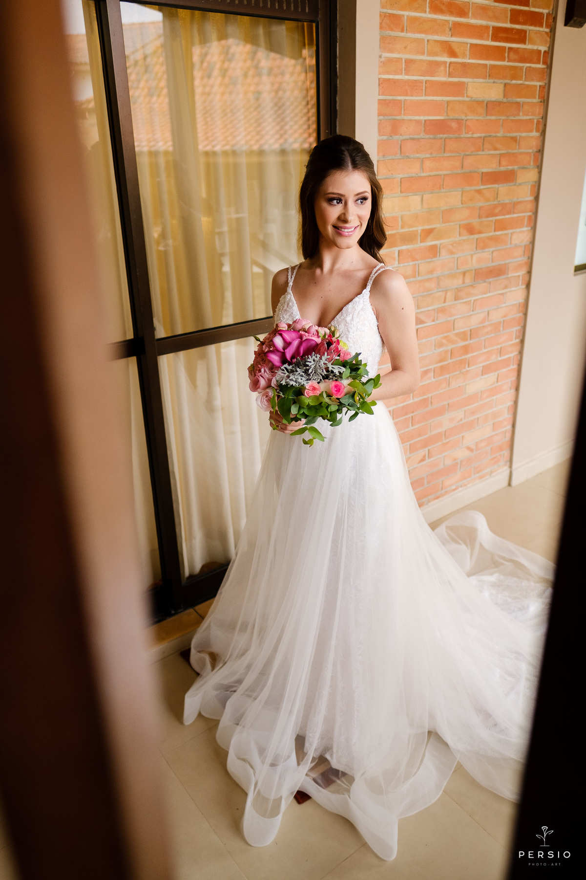noiva de vestido branco segurando um buquê de flores