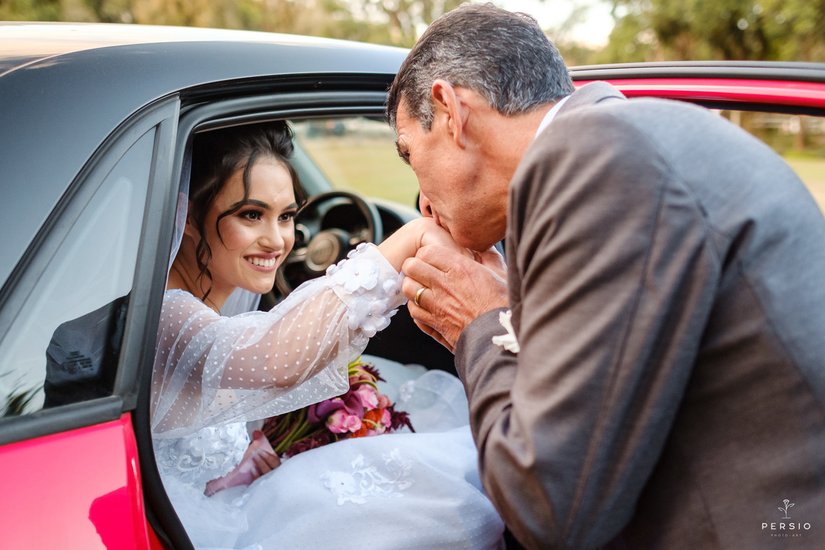 pai recebendo a noiva no carro