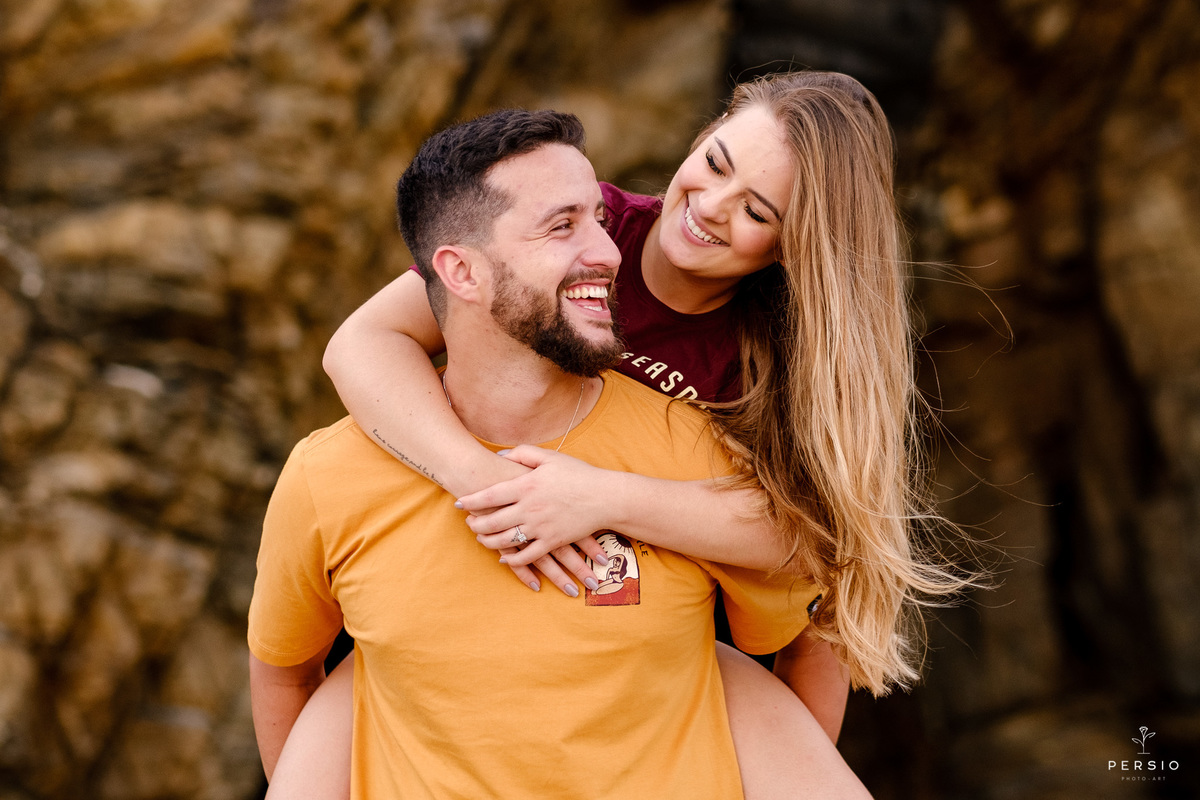 noiva nas costas do noivo na ilha do mel no parana