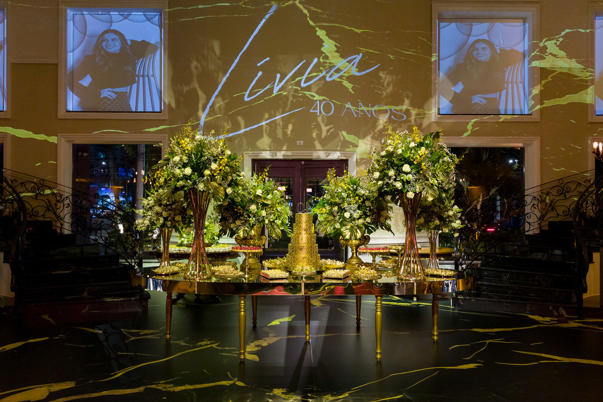 Decoração da festa de 40 anos com projeção de fotografias de ensaio