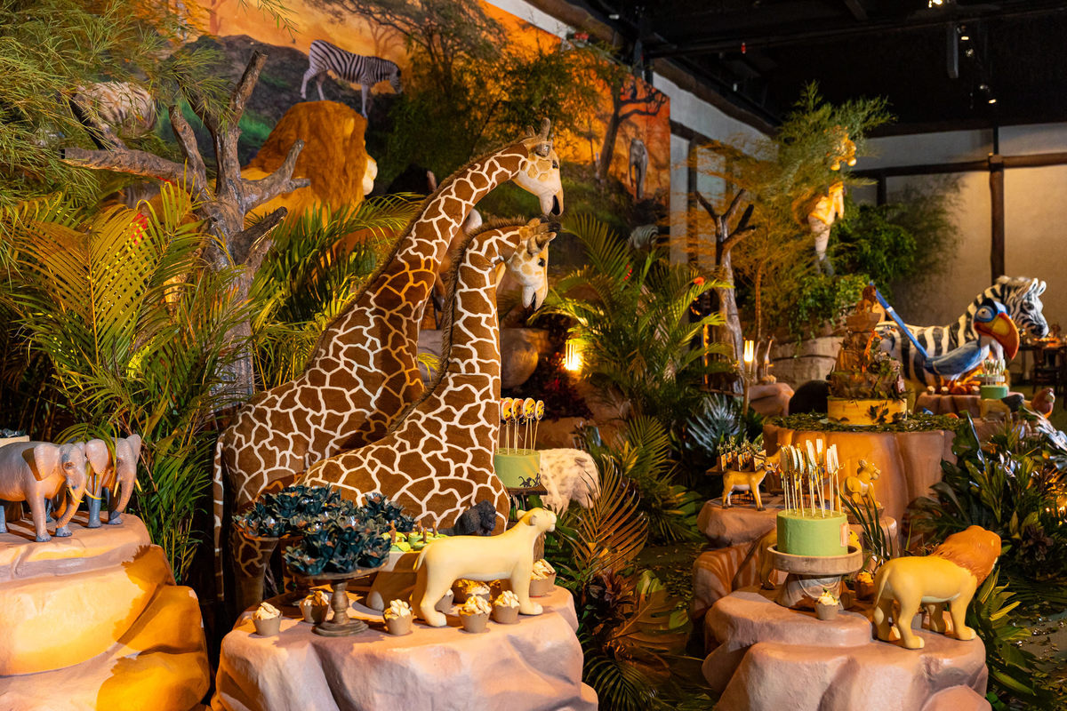 Festa de aniversário de 1 ano com decoração tema Rei Leão, assinada por Andrea Guimarães