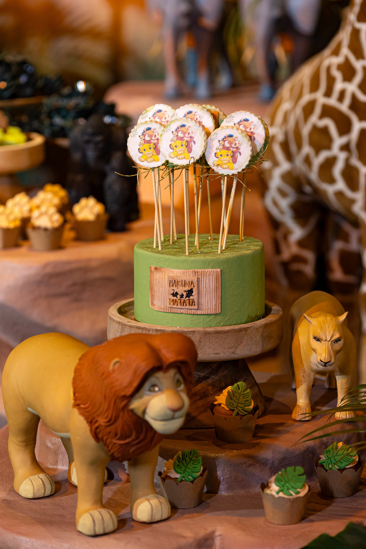 Festa de aniversário de 1 ano com decoração tema Rei Leão, assinada por Andrea Guimarães