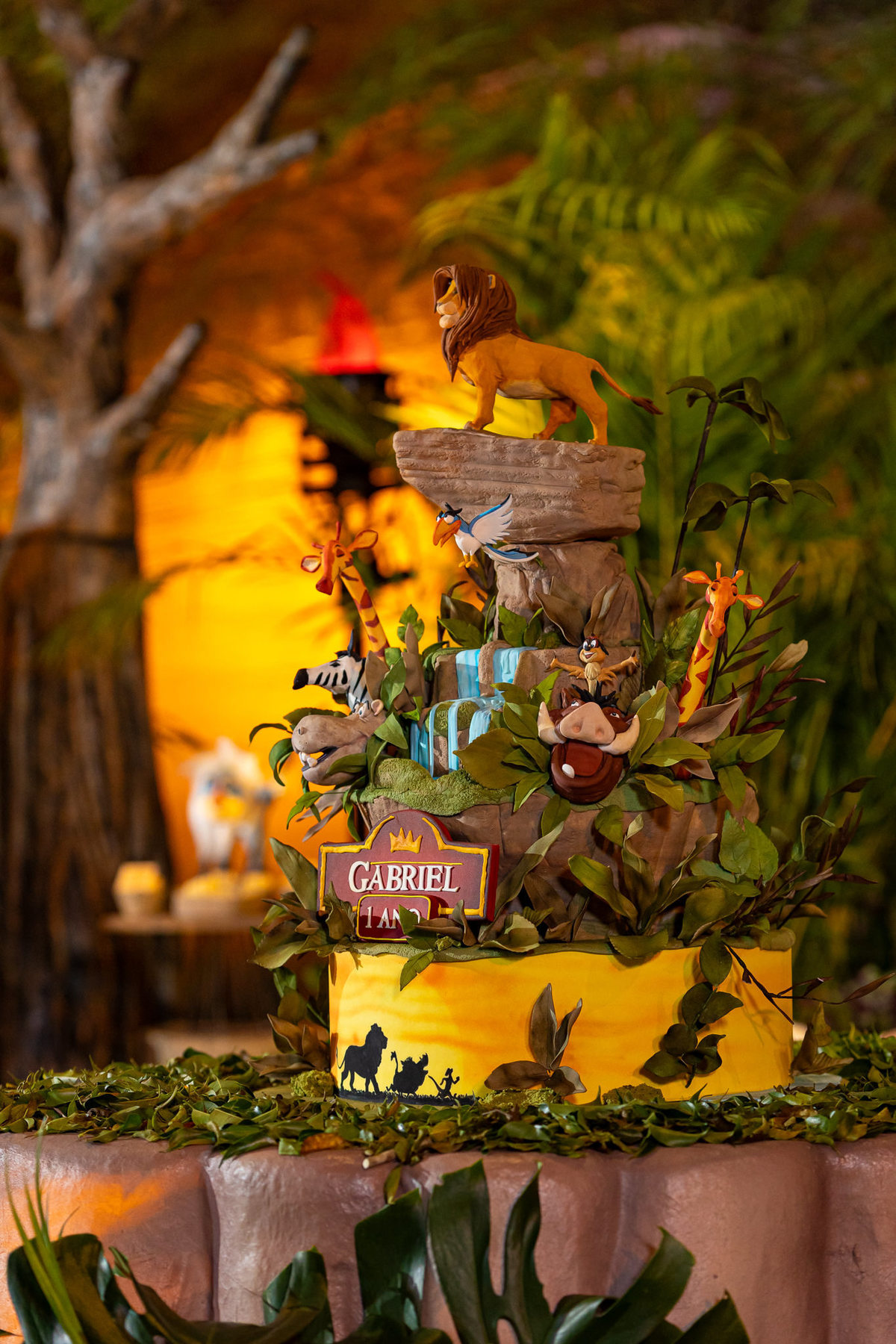 Festa de aniversário de 1 ano com decoração tema Rei Leão, assinada por Andrea Guimarães