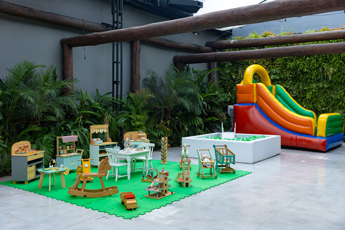 Festa de aniversário de 1 ano com decoração tema Rei Leão, assinada por Andrea Guimarães