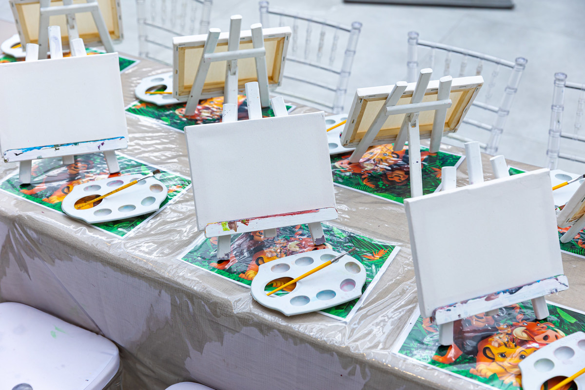 Festa de aniversário de 1 ano com decoração tema Rei Leão, assinada por Andrea Guimarães
