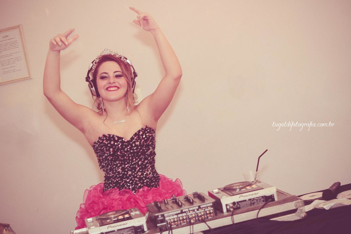 Fotos tiradas por Lu Galdi Fotografia , registrando os 15 anos de Ana Julia Andreolli , na cidade de Piracicaba/SP , no Buffet Celebrare .