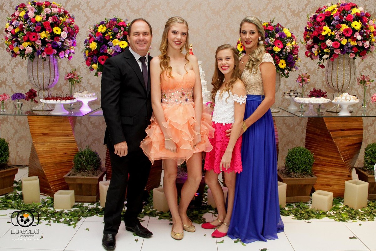 Fotos tiradas por Lu Galdi Fotografia , registrando o dia especial de Heloisa Nicoletti , 15 anos , debutante , na cidade de Piracicaba/SP , no Espaço  Portal Festas e Eventos , com Buffet D'or , decoração Gisele Delamutta