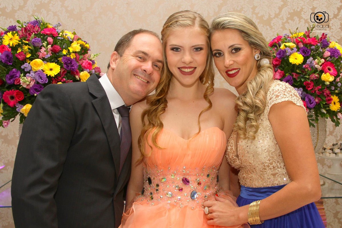 Fotos tiradas por Lu Galdi Fotografia , registrando o dia especial de Heloisa Nicoletti , 15 anos , debutante , na cidade de Piracicaba/SP , no Espaço  Portal Festas e Eventos , com Buffet D'or , decoração Gisele Delamutta