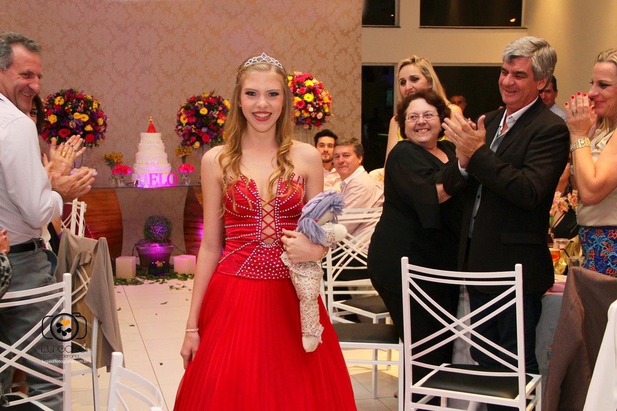 Fotos tiradas por Lu Galdi Fotografia , registrando o dia especial de Heloisa Nicoletti , 15 anos , debutante , na cidade de Piracicaba/SP , no Espaço  Portal Festas e Eventos , com Buffet D'or , decoração Gisele Delamutta