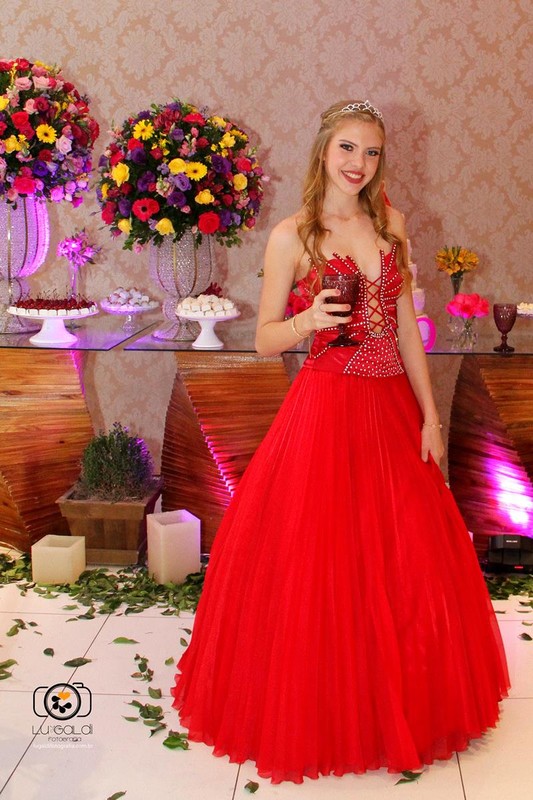 Fotos tiradas por Lu Galdi Fotografia , registrando o dia especial de Heloisa Nicoletti , 15 anos , debutante , na cidade de Piracicaba/SP , no Espaço  Portal Festas e Eventos , com Buffet D'or , decoração Gisele Delamutta