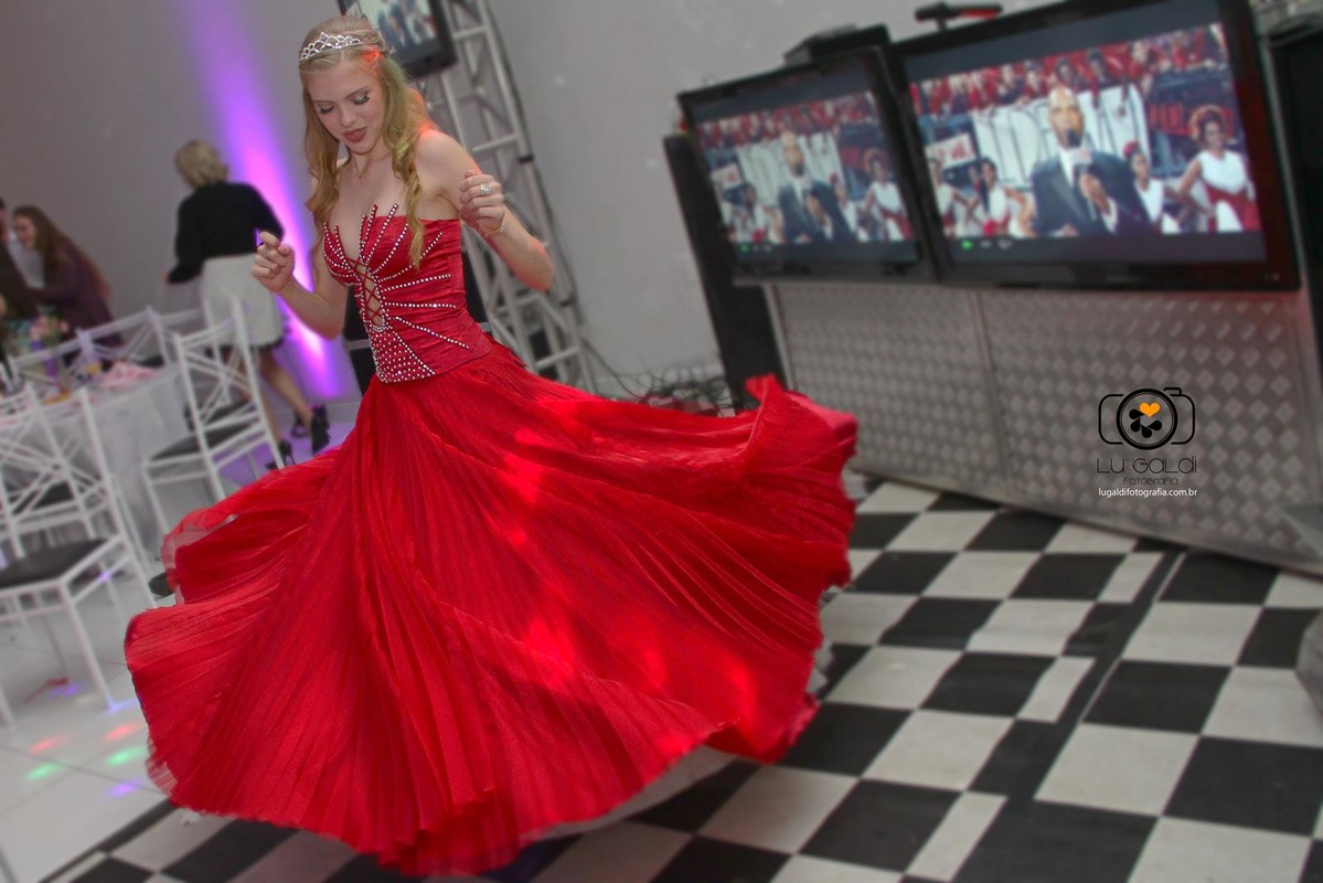 Fotos tiradas por Lu Galdi Fotografia , registrando o dia especial de Heloisa Nicoletti , 15 anos , debutante , na cidade de Piracicaba/SP , no Espaço  Portal Festas e Eventos , com Buffet D'or , decoração Gisele Delamutta