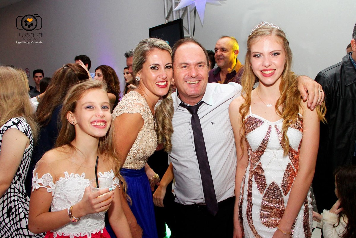 Fotos tiradas por Lu Galdi Fotografia , registrando o dia especial de Heloisa Nicoletti , 15 anos , debutante , na cidade de Piracicaba/SP , no Espaço  Portal Festas e Eventos , com Buffet D'or , decoração Gisele Delamutta