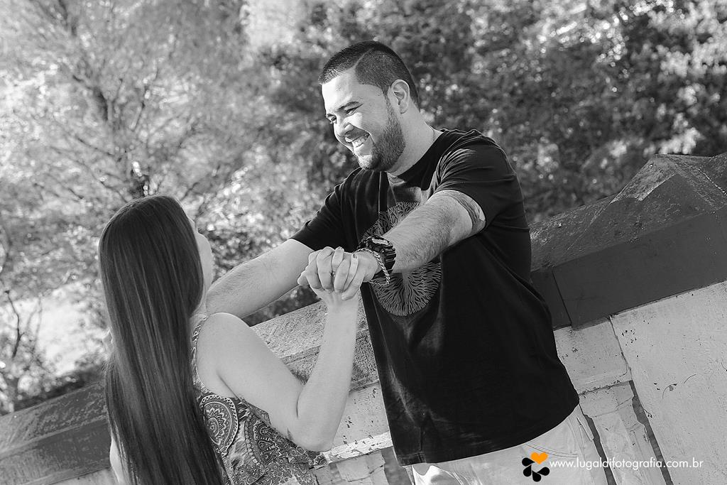 Casal  apaixonado em seu ensaio pré-wedding em Piracicaba SP registrado por Lu Galdi Fotografia , no bairro  Monte Alegre .