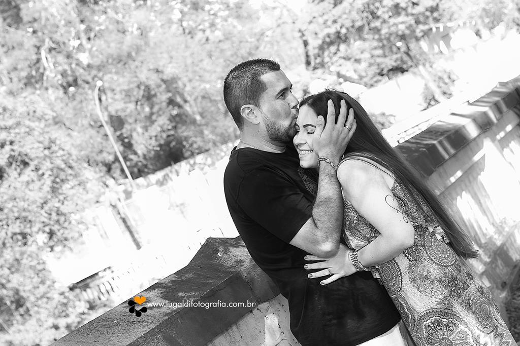 Casal  apaixonado em seu ensaio pré-wedding em Piracicaba SP registrado por Lu Galdi Fotografia , no bairro  Monte Alegre .