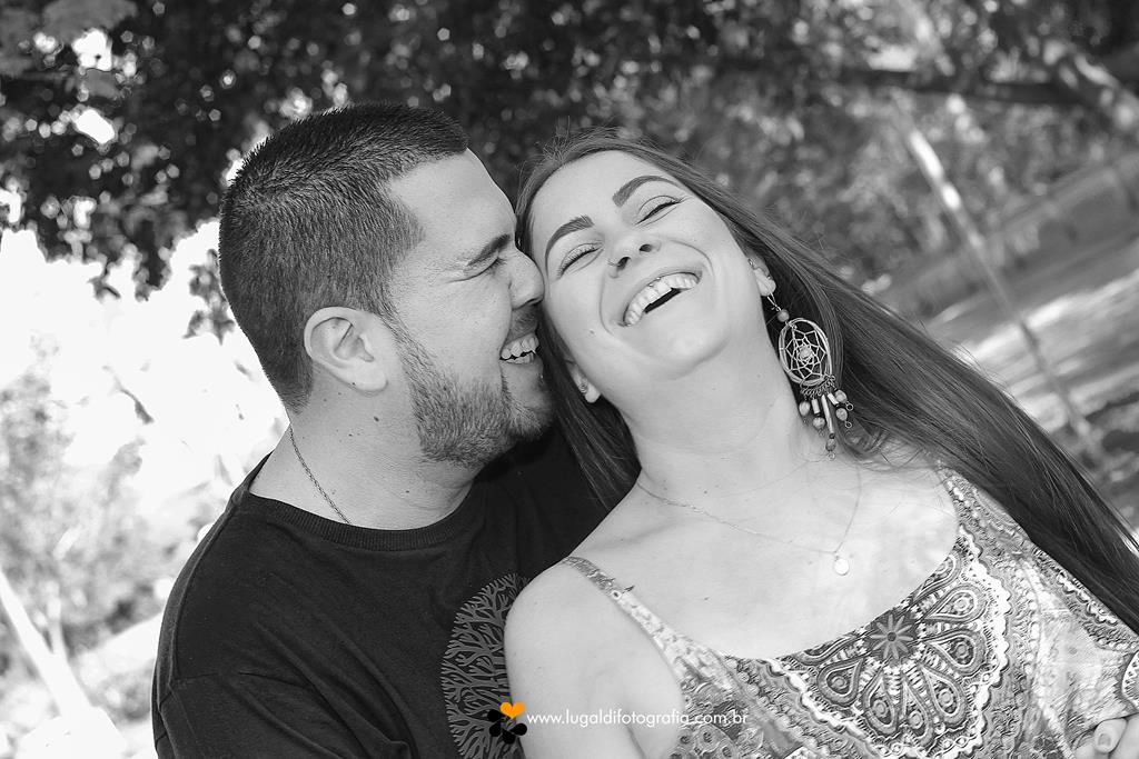 Casal  apaixonado em seu ensaio pré-wedding em Piracicaba SP registrado por Lu Galdi Fotografia , no bairro  Monte Alegre .
