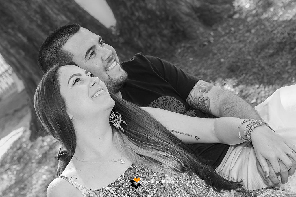 Casal  apaixonado em seu ensaio pré-wedding em Piracicaba SP registrado por Lu Galdi Fotografia , no bairro  Monte Alegre .