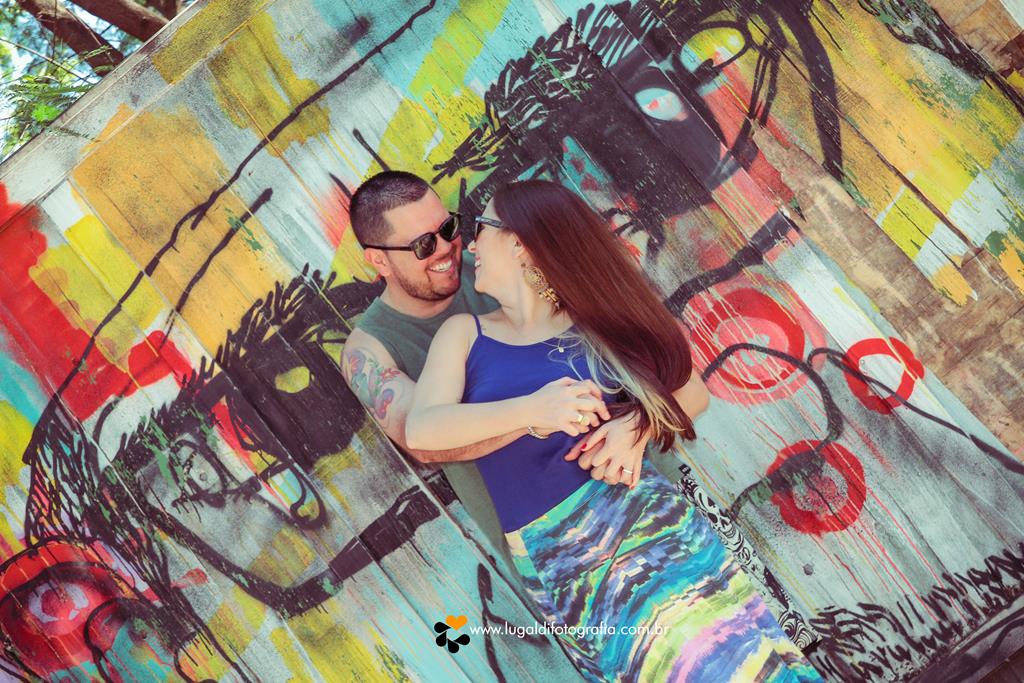 Casal  apaixonado em seu ensaio pré-wedding em Piracicaba SP registrado por Lu Galdi Fotografia , no bairro  Monte Alegre .