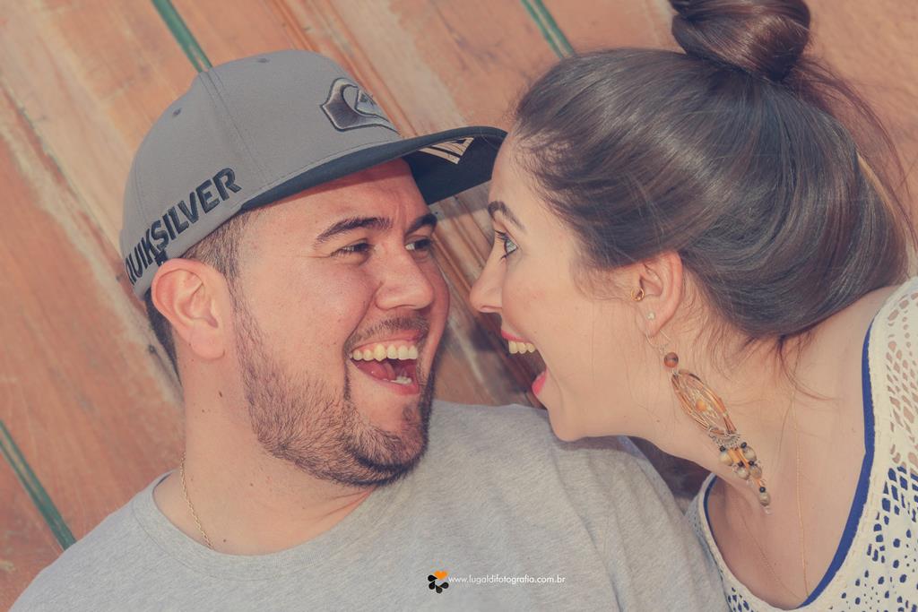 Casal  apaixonado em seu ensaio pré-wedding em Piracicaba SP registrado por Lu Galdi Fotografia , no bairro  Monte Alegre .