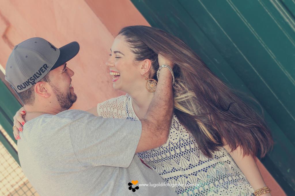 Casal  apaixonado em seu ensaio pré-wedding em Piracicaba SP registrado por Lu Galdi Fotografia , no bairro  Monte Alegre .