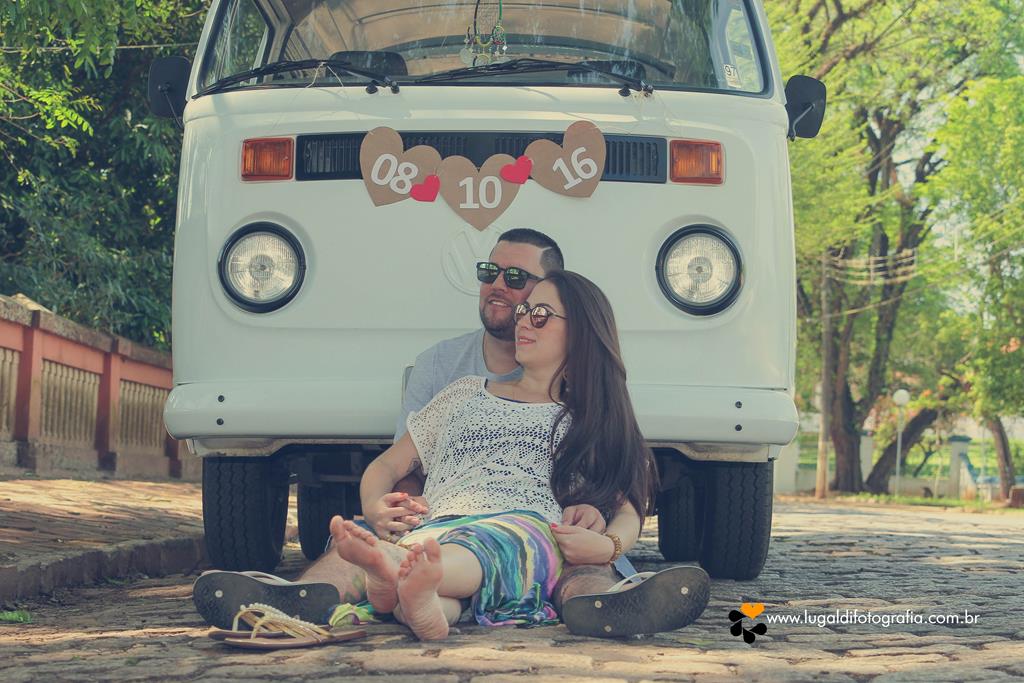 Casal  apaixonado em seu ensaio pré-wedding em Piracicaba SP registrado por Lu Galdi Fotografia , no bairro  Monte Alegre .