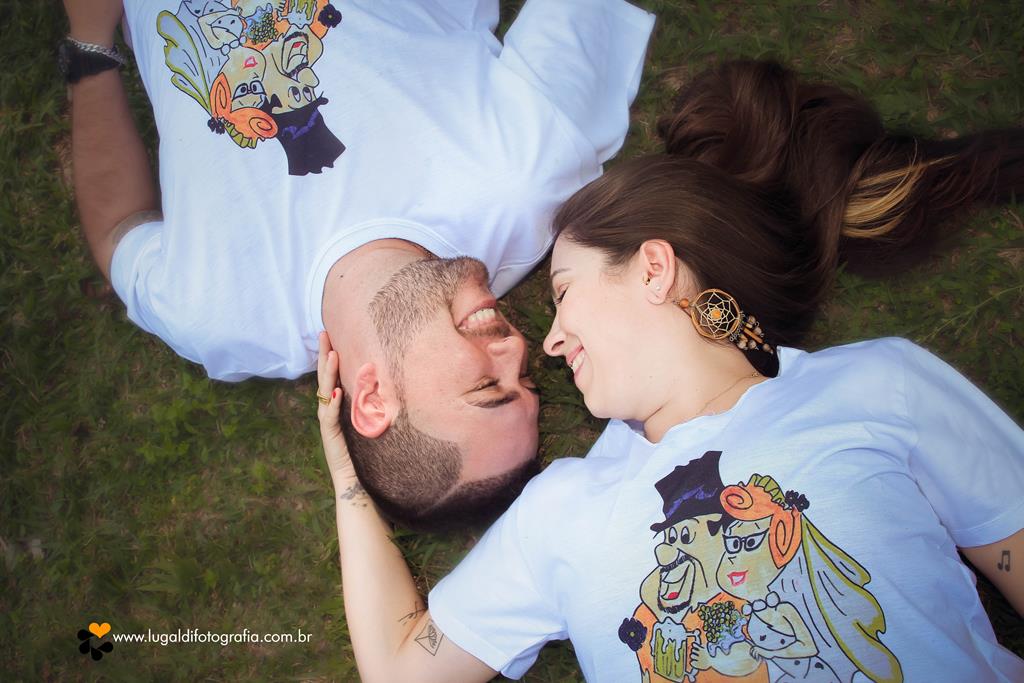Casal  apaixonado em seu ensaio pré-wedding em Piracicaba SP registrado por Lu Galdi Fotografia , no bairro  Monte Alegre .