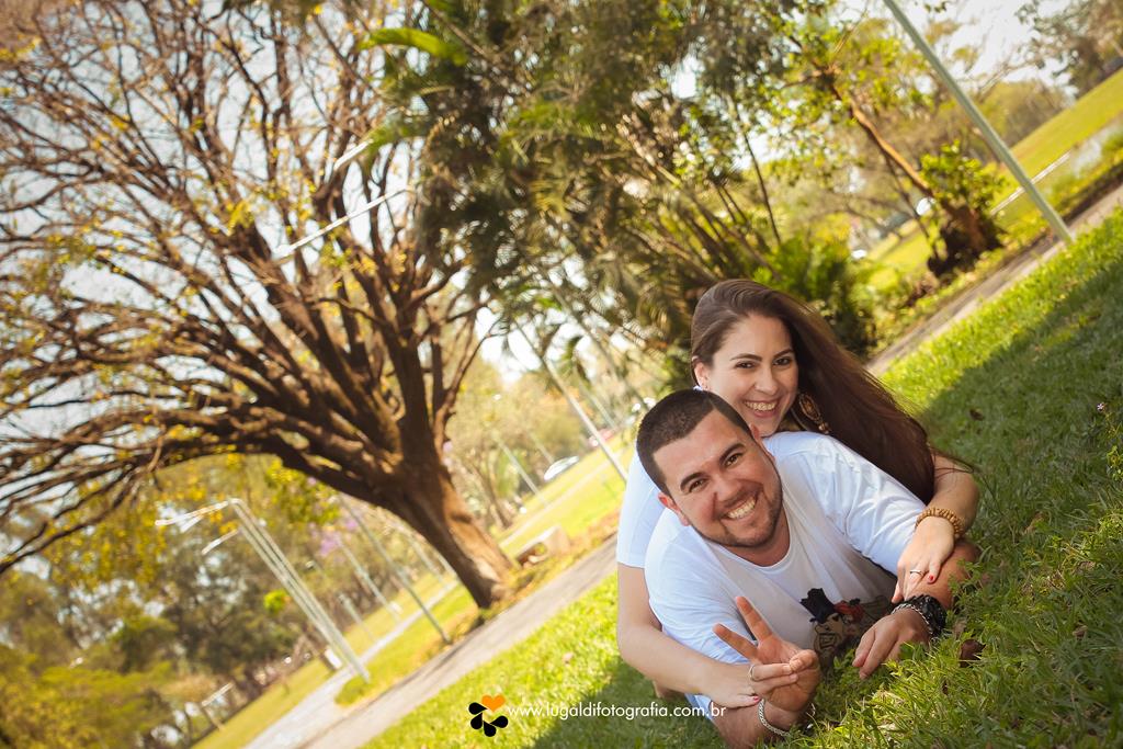 Casal  apaixonado em seu ensaio pré-wedding em Piracicaba SP registrado por Lu Galdi Fotografia , no bairro  Monte Alegre .