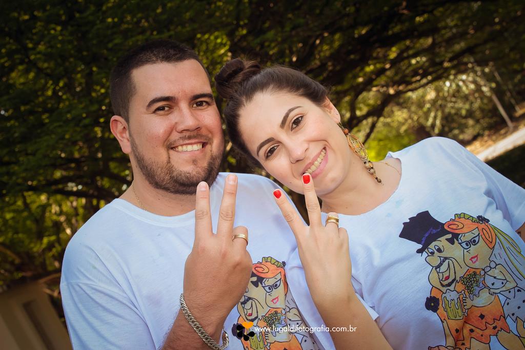 Casal  apaixonado em seu ensaio pré-wedding em Piracicaba SP registrado por Lu Galdi Fotografia , no bairro  Monte Alegre .