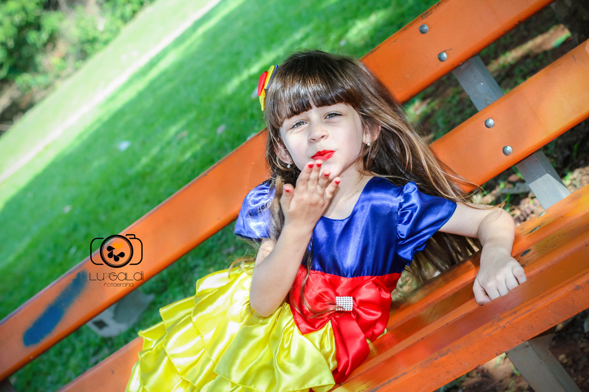 Mini Ensaio Infantil , da pequena Mariana , por Lu Galdi Fotografia , na cidade de Piracicaba/SP, em Parque da Rua do Porto , ensaio infantil , lindo , animado , tema da Branca de Neve