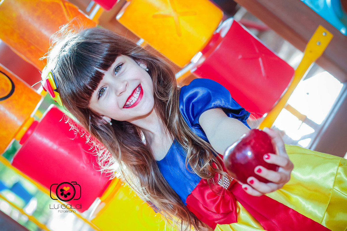 Mini Ensaio Infantil , da pequena Mariana , por Lu Galdi Fotografia , na cidade de Piracicaba/SP, em Parque da Rua do Porto , ensaio infantil , lindo , animado , tema da Branca de Neve