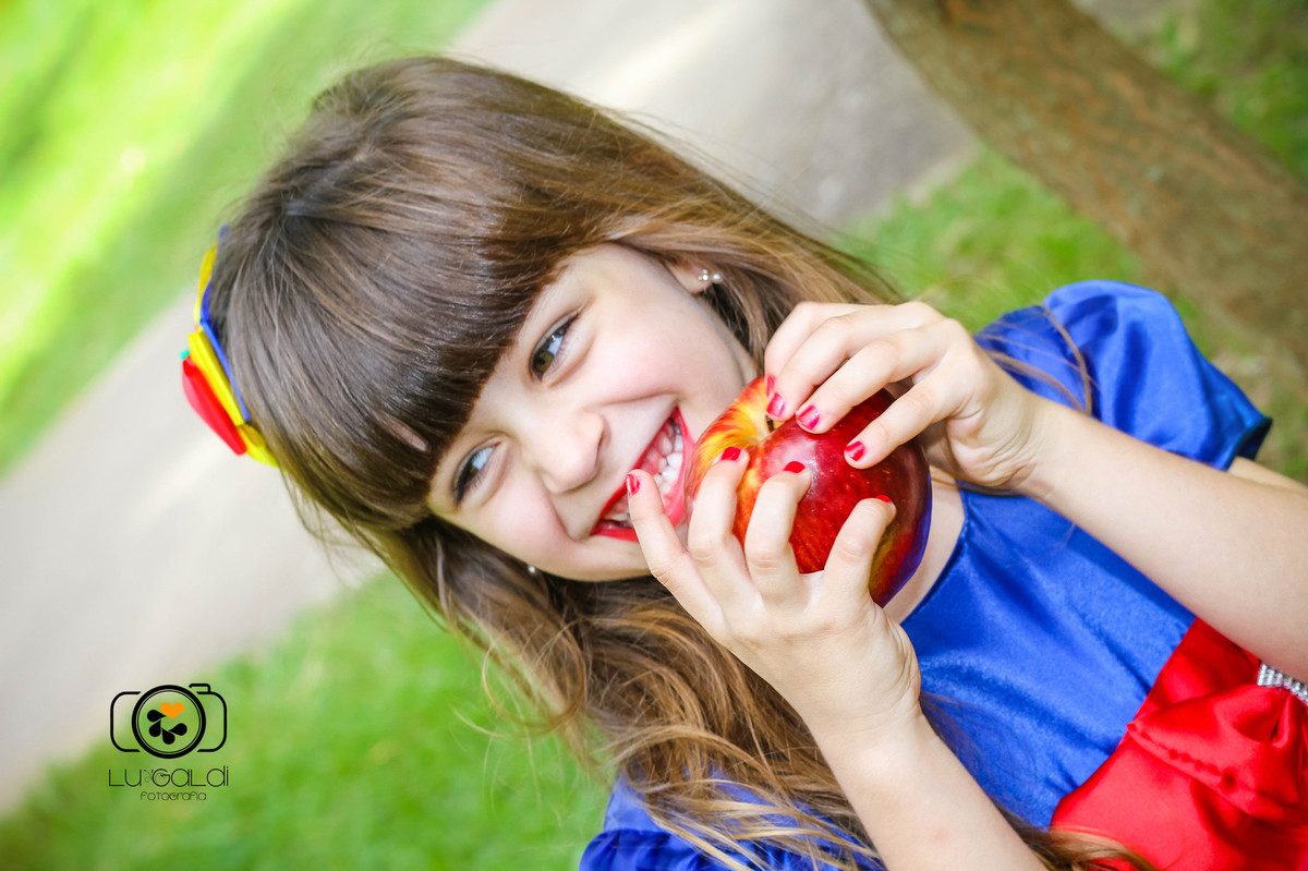Mini Ensaio Infantil , da pequena Mariana , por Lu Galdi Fotografia , na cidade de Piracicaba/SP, em Parque da Rua do Porto , ensaio infantil , lindo , animado , tema da Branca de Neve