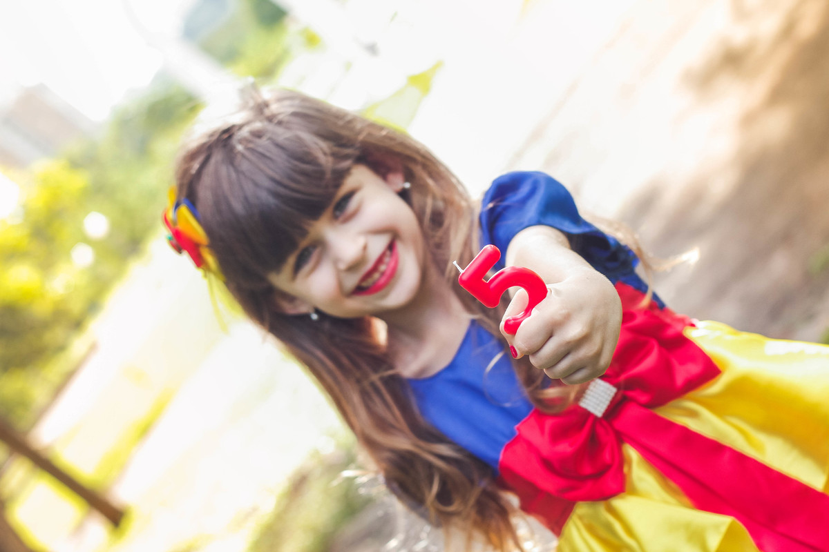 Mini Ensaio Infantil , da pequena Mariana , por Lu Galdi Fotografia , na cidade de Piracicaba/SP, em Parque da Rua do Porto , ensaio infantil , lindo , animado , tema da Branca de Neve