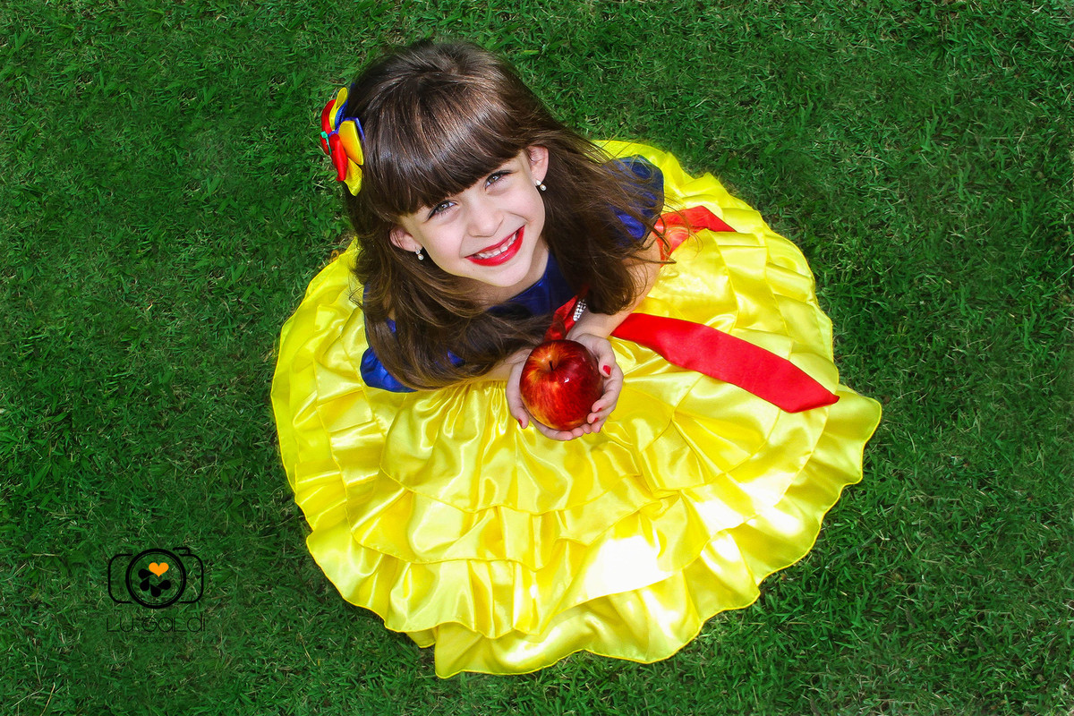 Mini Ensaio Infantil , da pequena Mariana , por Lu Galdi Fotografia , na cidade de Piracicaba/SP, em Parque da Rua do Porto , ensaio infantil , lindo , animado , tema da Branca de Neve