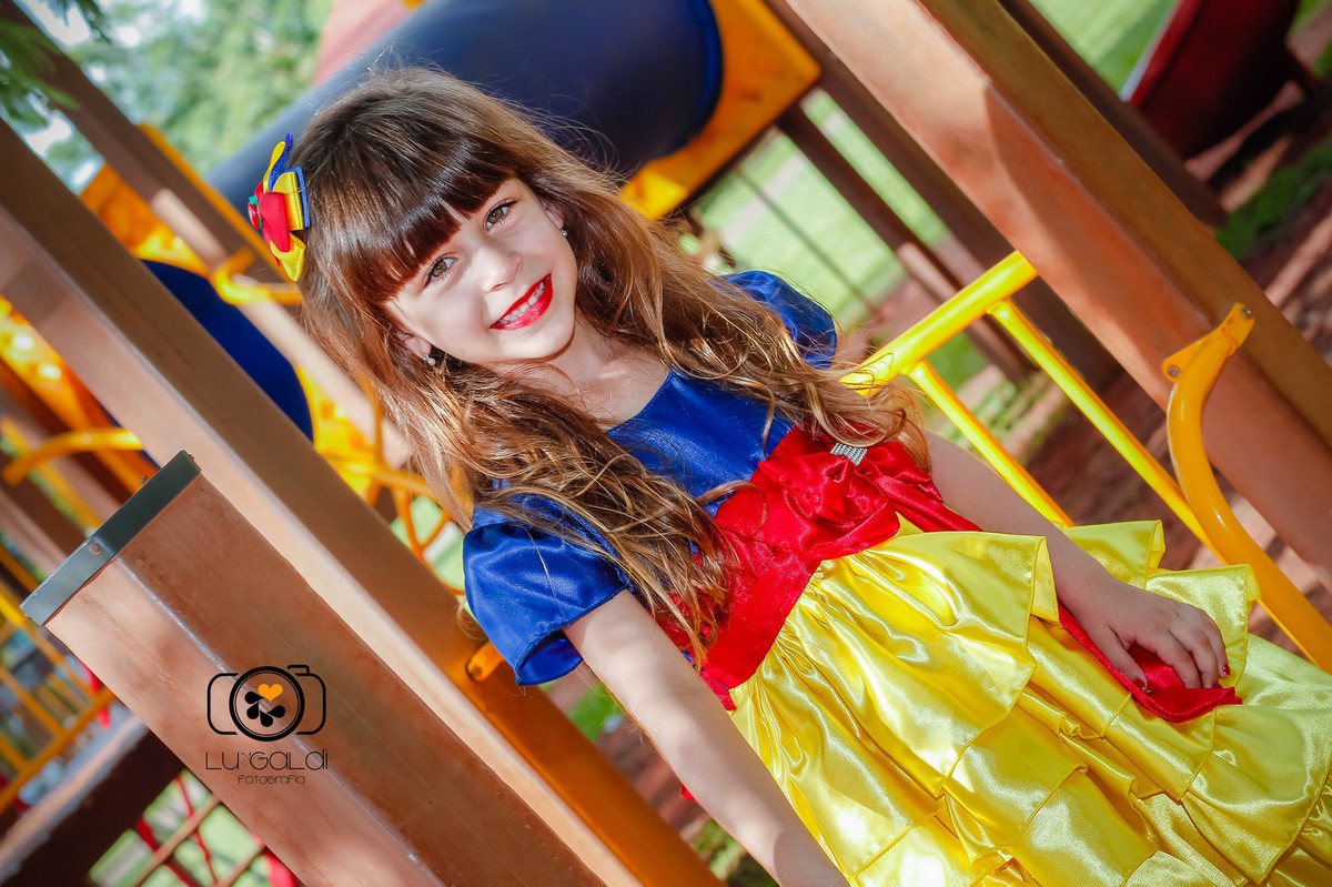 Mini Ensaio Infantil , da pequena Mariana , por Lu Galdi Fotografia , na cidade de Piracicaba/SP, em Parque da Rua do Porto , ensaio infantil , lindo , animado , tema da Branca de Neve