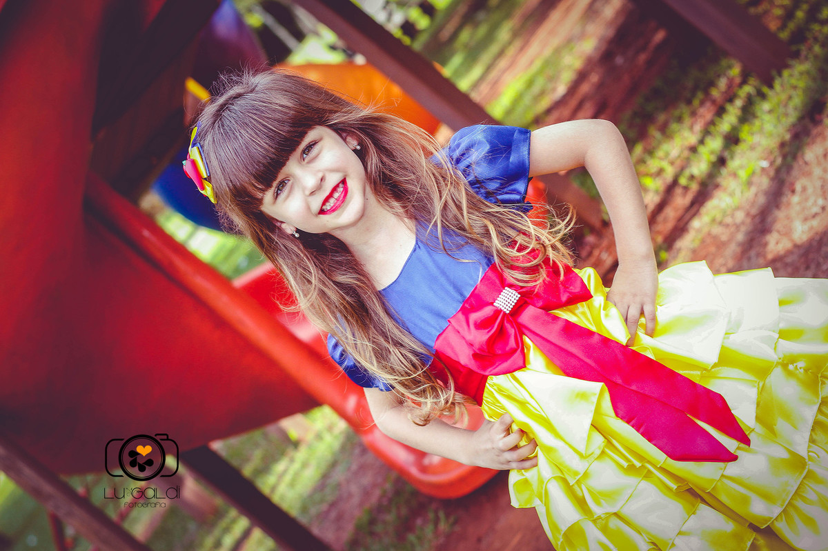 Mini Ensaio Infantil , da pequena Mariana , por Lu Galdi Fotografia , na cidade de Piracicaba/SP, em Parque da Rua do Porto , ensaio infantil , lindo , animado , tema da Branca de Neve