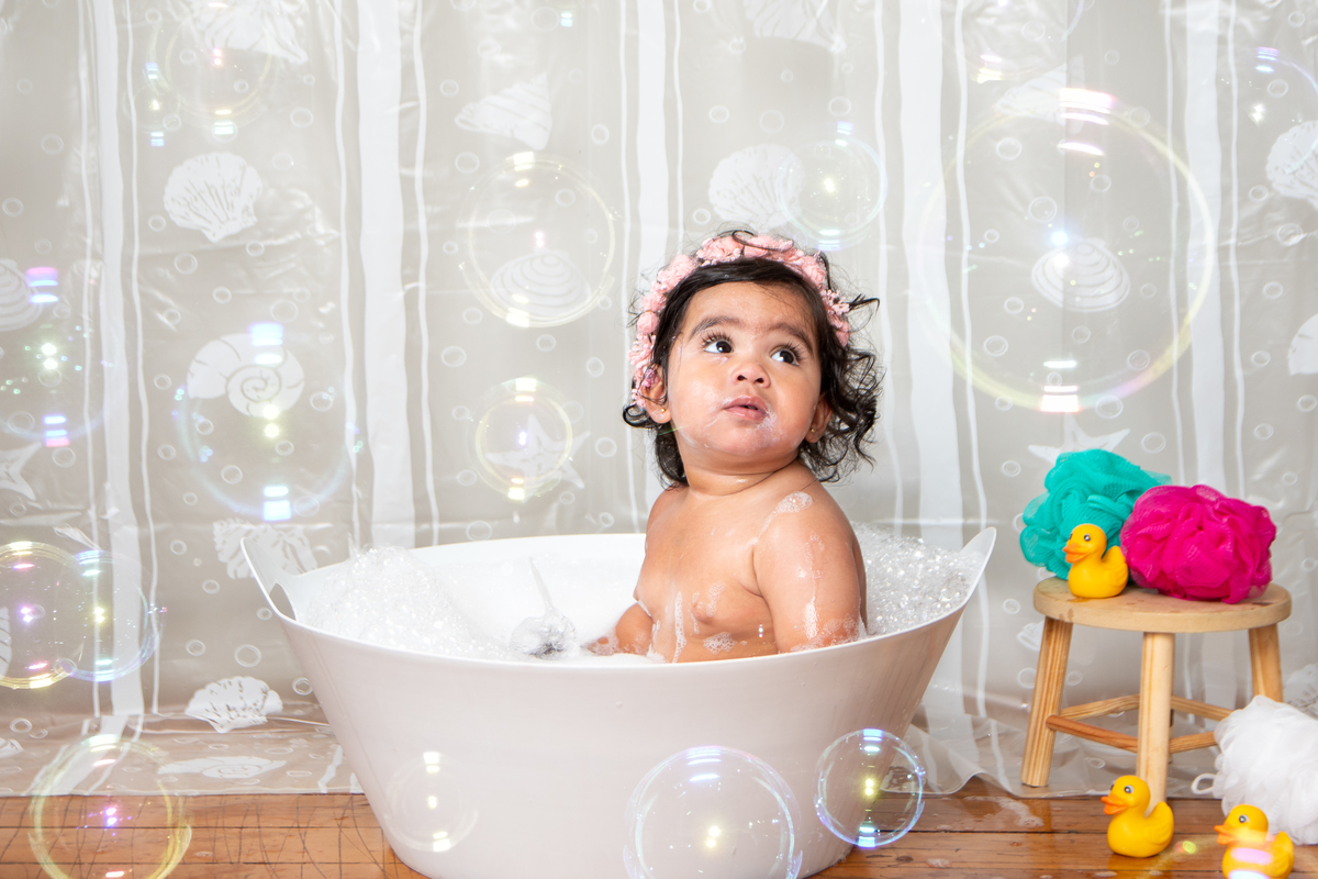 Hora do banho de espuma, com bolinhas de sabão, para um charme a mais