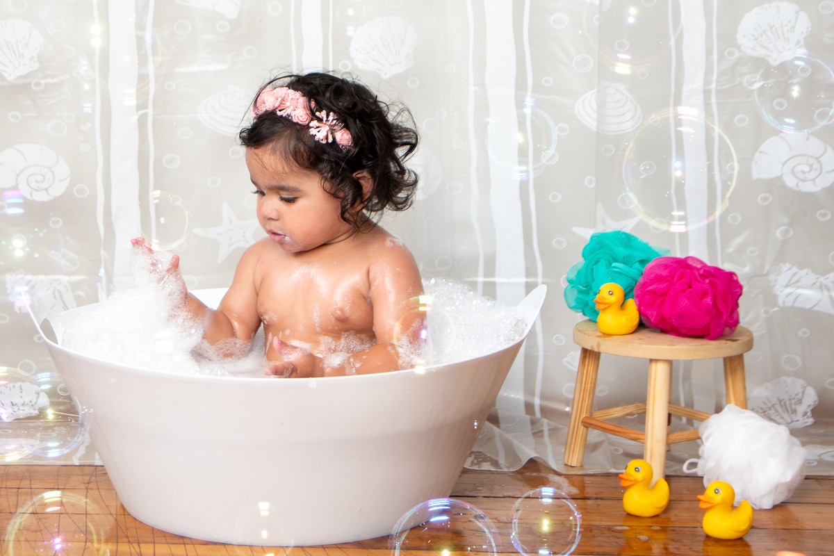 Hora do banho de espuma, com bolinhas de sabão, para um charme a mais