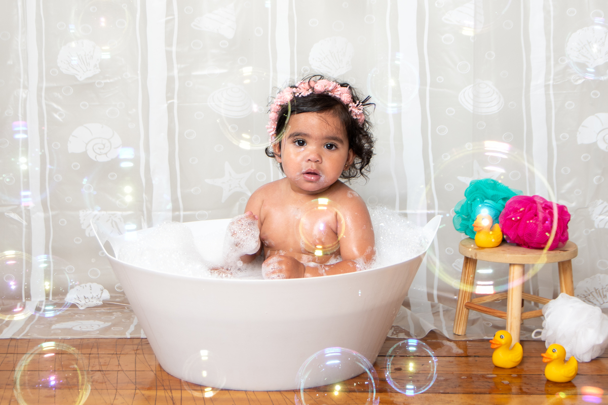 Hora do banho de espuma, com bolinhas de sabão, para um charme a mais